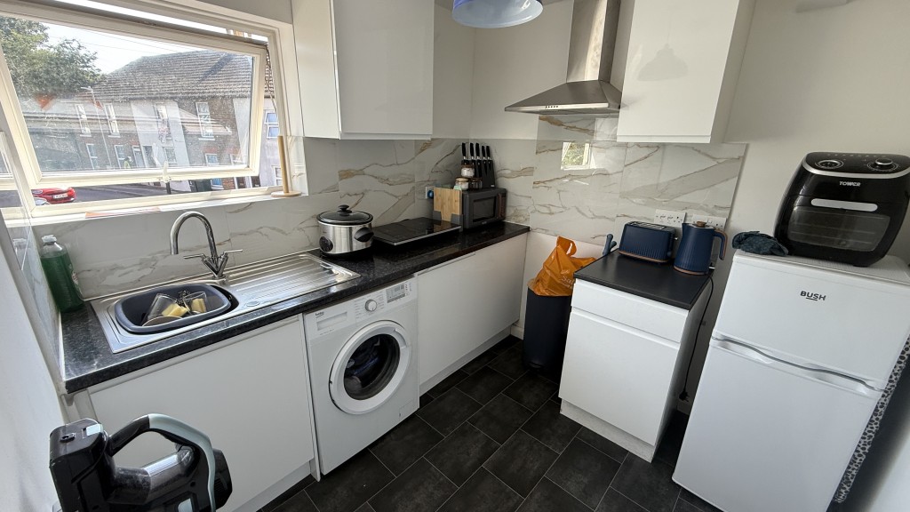 Lot: 157 - FREEHOLD PART VACANT RESIDENTIAL INVESTMENT WITH POTENTIAL INCOME OF £27,000 PER ANNUM - Internal image of upper flat kitchen